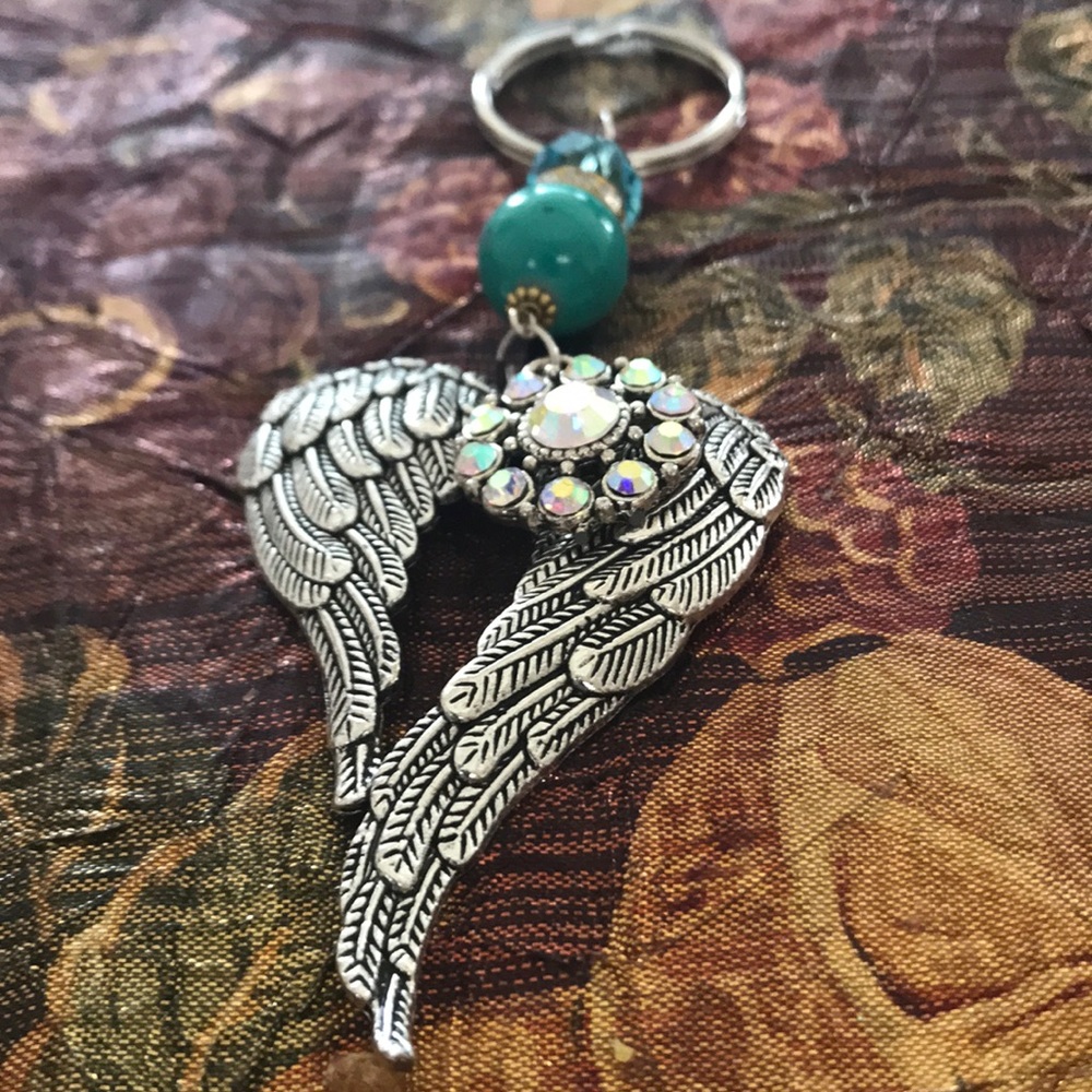 Steel angel wings keychain with Crystals!
